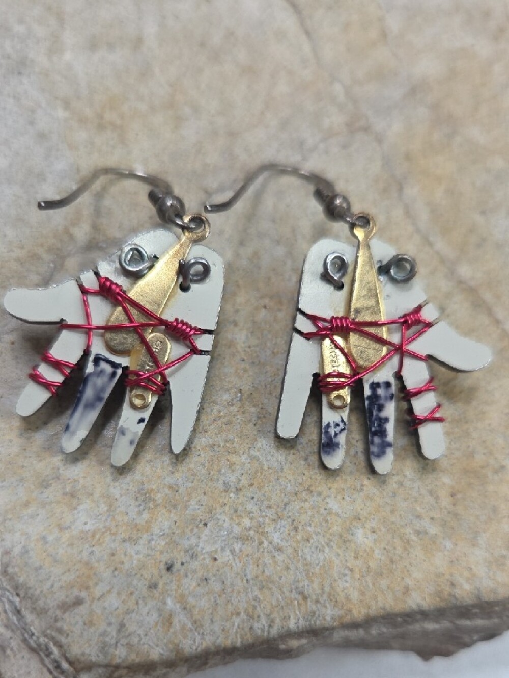 Signed Liztech Silver Hand Hamsa Earrings with Iridescent Red Cabochons Wirewrap - Picture 5 of 6